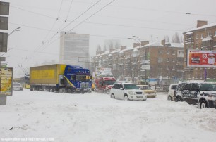 Кто делает деньги на снегопаде: таксисты наживаются, а скорые спасают бесплатно